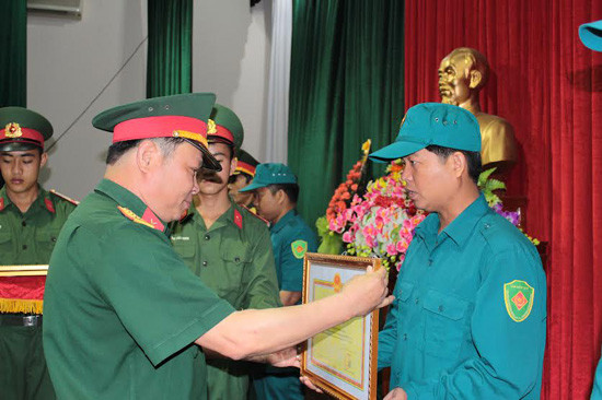 Đại tá Nguyễn Văn Khánh - Chính ủy Bộ CHQS tỉnh trao thưởng cho các tập thể và cá nhân có thành tích xuất sắc trong tổ chức các hoạt động chào mừng kỷ niệm 80 năm ngày truyền thống DQTV Việt Nam.