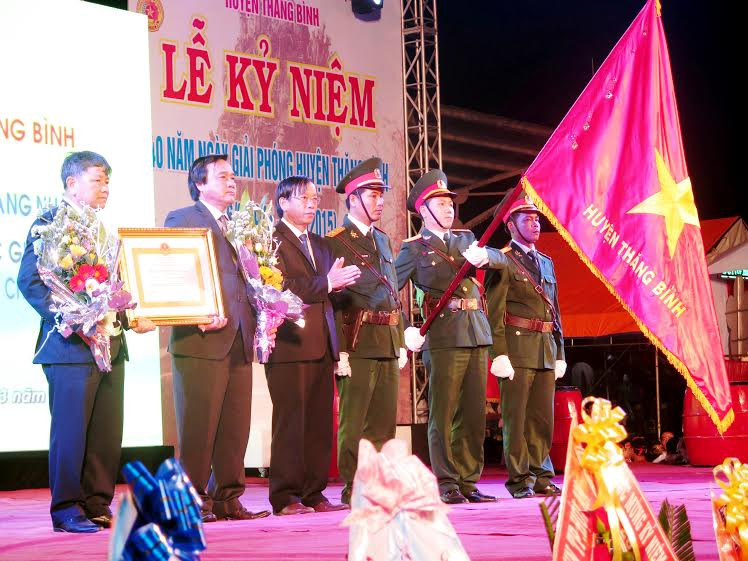 Bí thư Tỉnh ủy, Chủ tịch UBND tỉnh Lê Phước Thanh đến dự và thừa ủy quyền của Chủ tịch nước trao Huân chương Lao động hạng Nhất cho cán bộ và nhân dân huyện Thăng Bình.