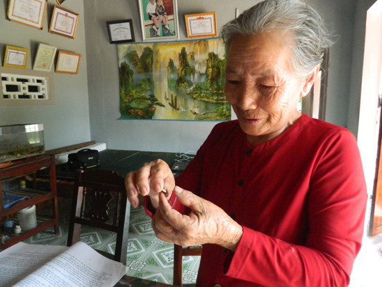 Bà Võ Thị Phận với chiếc nhẫn còn giữ lại của nhà văn Phan Tứ, theo lời bà nói. 