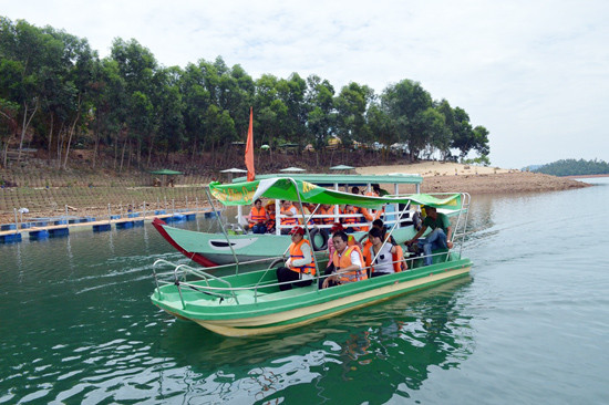 Du lịch sinh thái hồ Phú Ninh.