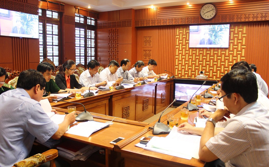 Các đại biểu ở điểm cầu Quảng Nam tham tham dự hội nghị trực tuyến.