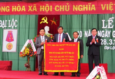  Đồng chí Trần Kim Hùng trao tặng bức trướng cho lãnh đạo và nhân dân Đại Lộc