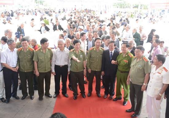 Thượng tướng Đặng Văn Hiếu - Thứ trưởng Bộ Công an; Bí thư Tỉnh ủy, Chủ tịch UBND tỉnh Lê Phước Thanh và lãnh đạo Công an Đà Nẵng, Quảng Nam thăm hỏi cán bộ chiến sĩ an ninh Quảng Đà.