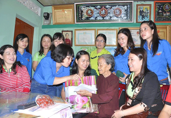 Đoàn công tác Hội LHPN đến thăm hỏi và tặng quà cho Mẹ Việt Nam anh hùng Trần Thị Phẩm. ảnh: VINH ANH