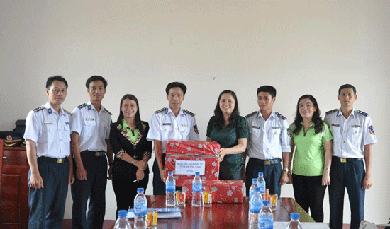 Đoàn đến thăm và tặng quà cho cán bộ, chiến sĩ Trạm Cảnh sát biển Lý Sơn. Đây là trạm Cảnh sát biển mới được thành lập vào ngày 15.2.2015, là đơn vị trực thuộc Bộ Tư lệnh Vùng Cảnh sát biển 2. ảnh: VINH ANH