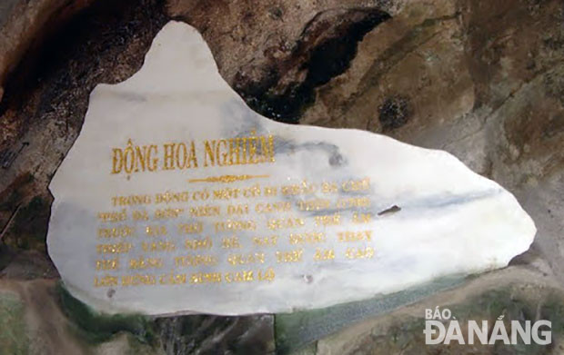 Là một thạch động nhỏ nhưng bên trong động Hoa Nghiêm có thờ tượng Phật bà Quan thế Âm.