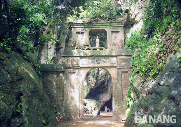 Cổng vào động Huyền Không mọc đầy rêu phong, cổ kính nhưng luôn tràn đầy ánh nắng chào đón du khách.