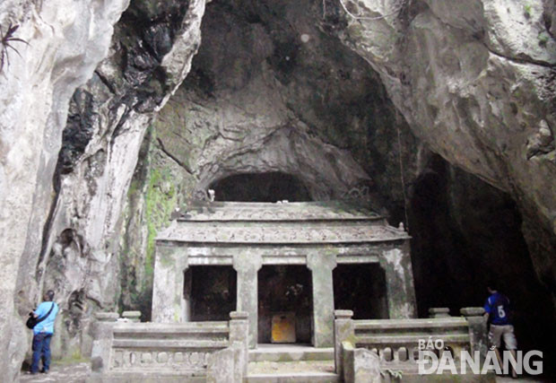 Trang Nghiêm Tự bên trong động Huyền Không.