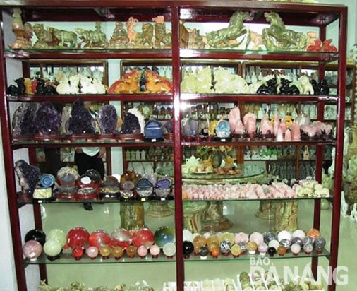 Làng nghề đá non nước với những sản phẩm mỹ nghệ phong phú, đa dạng được du khách trong nước và quốc tế ưa chuộng.