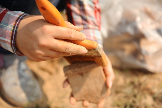     Làm sạch những mẫu gốm để phân loại.