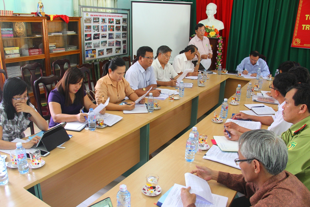 Buổi làm việc của đoàn giám sát với lãnh đạo TAND huyện Đông Giang.