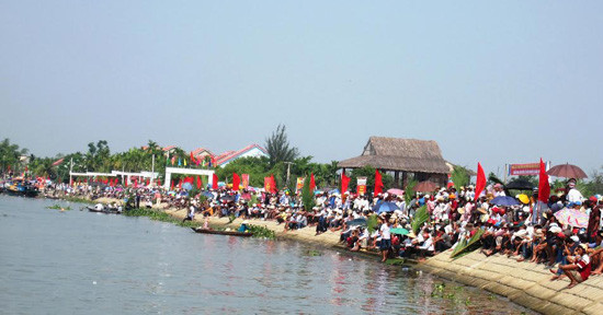 Đông đảo người dân đến xem và cổ vũ các thuyền đua.