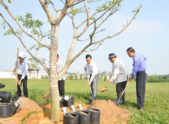 Đồng chí Phon - phết Khiu - lạ vông trồng cây lưu niệm tại công trình tượng đài Mẹ VNAH.