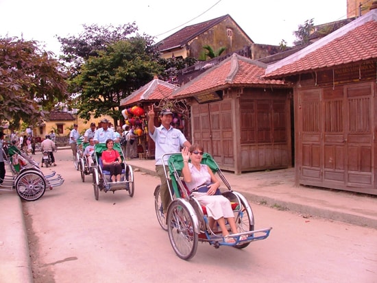 Xây dựng nếp sống văn hóa từ những người hay giao tiếp với du khách.