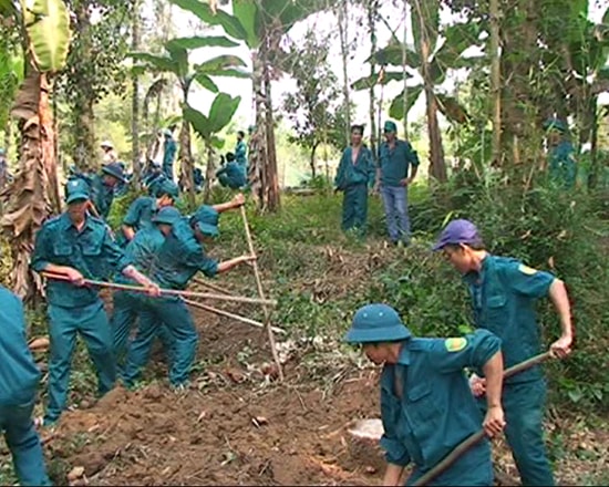  Lực lượng dân quân các xã Quế Phước, Quế Ninh, Phước Ninh, Quế Lâm làm dân vận bằng công trình giao thông liên thôn tại xã Quế Phước. Ảnh: M.T