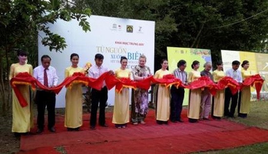 Cutting the red ribbon in the opening ceremony