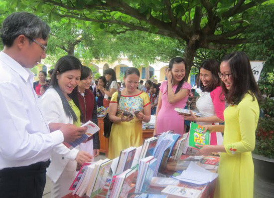 Lãnh đạo các trường trên địa bàn TP.Tam Kỳ tham quan gian trưng bày sách.