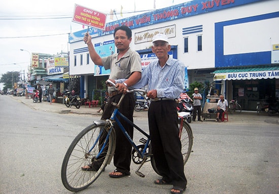 Hình ảnh anh Thịnh dẫn cụ già, trẻ nhỏ qua đường trở nên quen thuộc với người dân qua lại tại ngã ba Nam Phước (Duy Xuyên).  Ảnh: VĂN SỰ