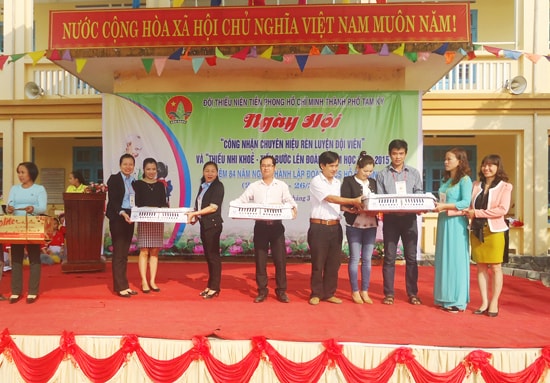 Thành đoàn Tam Kỳ trao tặng 10 đàn gà cho thiếu nhi huyện Nam Trà My vào tháng 8.2014. Ảnh: V.H