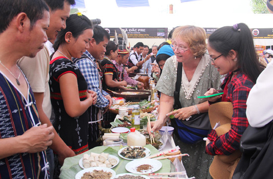 Du khách thích thú với ẩm thực truyền thống của đồng bào vùng cao tại ngày hội. 