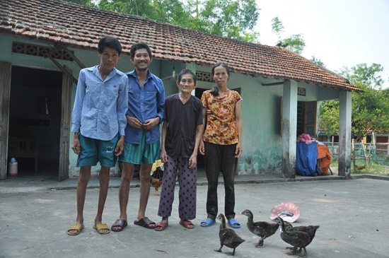 Chị Yên cùng mẹ già, chồng và anh trai chồng trong căn nhà cũ kỹ.  Ảnh: VINH ANH