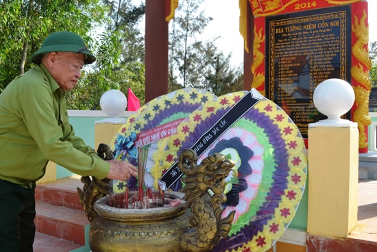 Đại tá Lê Xuân Đây thắp hương tưởng niệm các anh hùng liệt sĩ tại Bia tưởng niệm Cồn Soi.