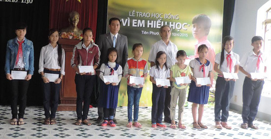 Tập đoàn Viễn thông Quân đội - Chi nhánh Viettel Quảng Nam trao học bổng “Vì em hiếu học” cho học sinh khó khăn học giỏi Tiên Phước.