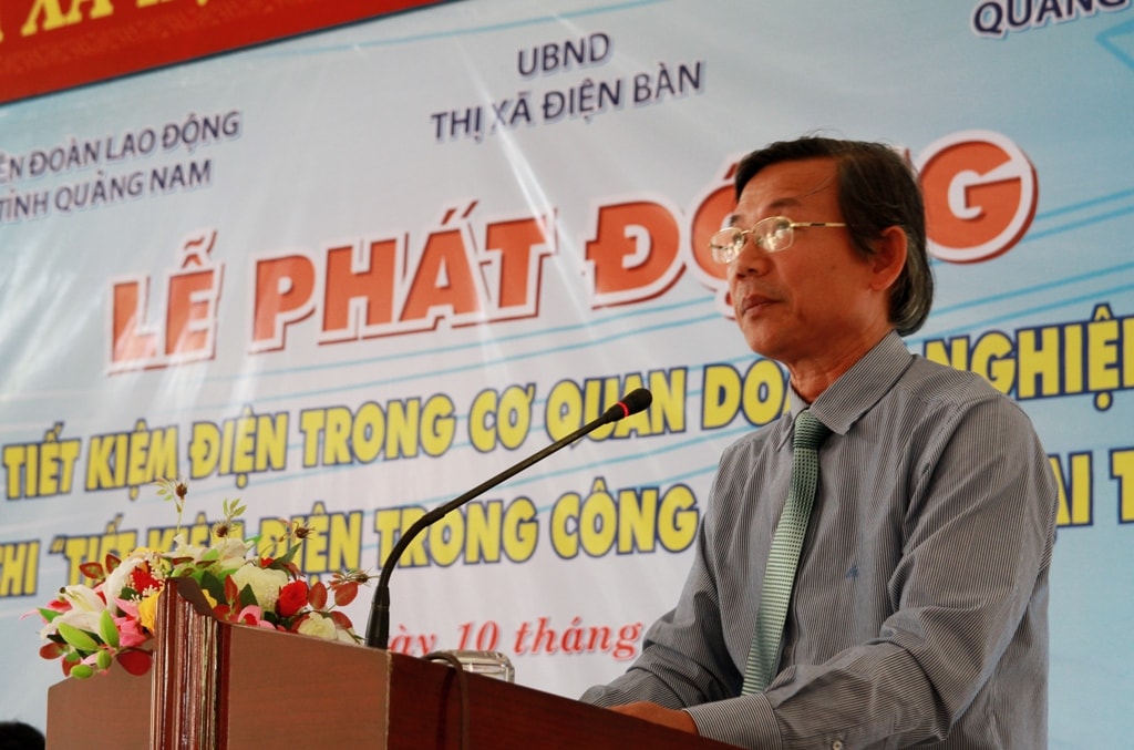 Ông Phan Minh Á, Phó Chủ tịch Liên đoàn Lao động tỉnh - Trưởng Ban tổ chức cuộc thi tuyên bố phát động cuộc thi “Tiết kiệm điện trong công sở năm 2015”