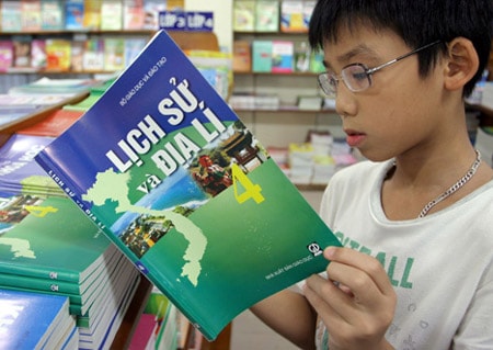 CT mới, SGK mới được xây dựng, biên soạn theo hướng tích hợp ở các lớp học, cấp học dưới và phân hóa dần ở các lớp học, cấp học trên