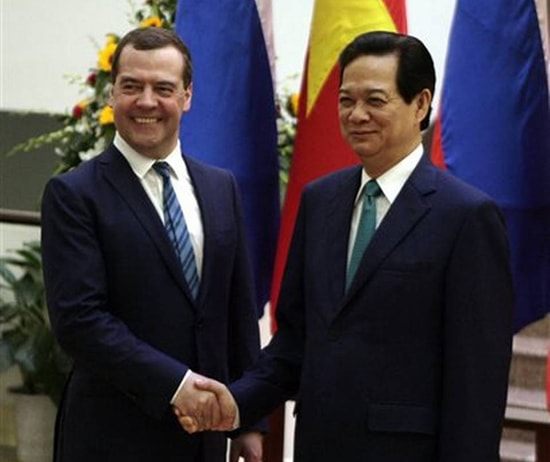 Thủ tướng Dmitry Medvedev (trái) và Thủ tướng Nguyễn Tấn Dũng. (Ảnh: thestate)