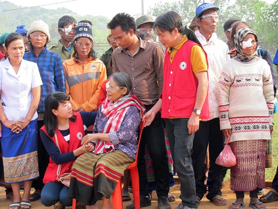 Đoàn tình nguyện thăm hỏi, tặng quà người dân huyện Đắc Chưng.