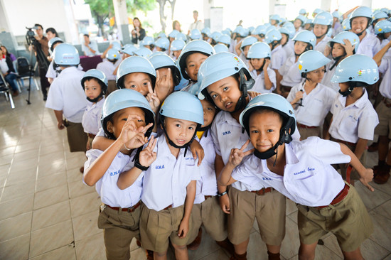 Chương trình mũ bảo hiểm tại một trường tiểu học Thái Lan.