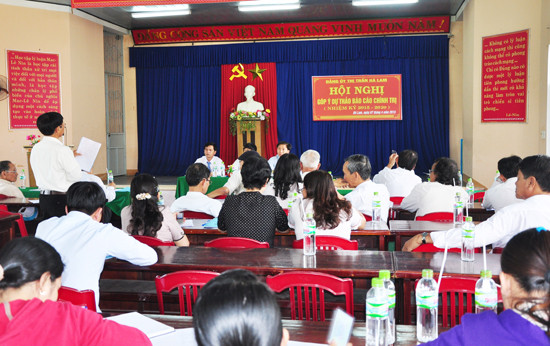 Đảng ủy thị trấn Hà Lam tổ chức hội nghị lấy ý kiến góp ý vào dự thảo báo cáo chính trị trong đội ngũ cán bộ hưu trí và đang công tác. Ảnh: H.GIANG