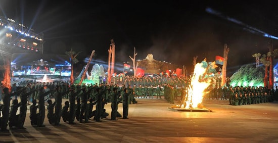 Màn dạ hội, đồng diễn sôi động của các chiến sỹ và đoàn viên thanh niên Quảng Nam. ảnh: VINH ANH