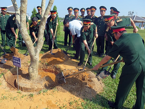 Thượng tướng Ngô Xuân Lịch trồng cây lưu niệm tại công trình Tượng đài Mẹ Việt Nam anh hùng