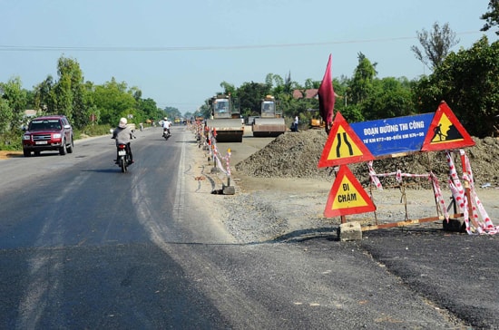 Thi công mở rộng quốc lộ, đoạn phía nam thị trấn Hà Lam (Thăng Bình). Ảnh: HỮU PHÚC