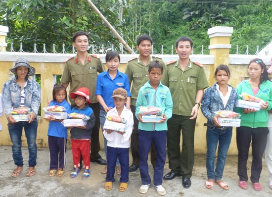 Đoàn viên thanh niên Phòng Tham mưu - Văn phòng Công an tỉnh tặng quà trẻ em nghèo trong chuyến hoạt động xã hội ở vùng cao.