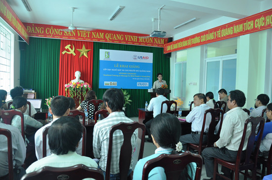 Khai giảng lớp dạy nghề mát xa đầu tiên tại Quảng Nam với sự tham gia của 20 học viên. Ảnh: VINH ANH