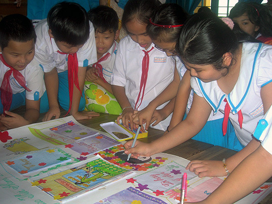 Học sinh Trường Tiểu học Trần Quốc Toản (Tam Kỳ) tham gia làm báo tường.