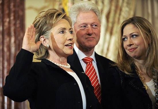 Bà Hillary Clinton (trái) cùng chồng - cựu tổng thống Mỹ Bill Clinton, và con gái. Ảnh: pressherald