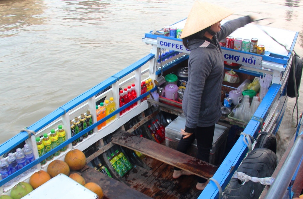 Do nhu cầu cuộc sống, ngày nay chợ nổi Cái Răng bán thêm rất nhiều mặt hàng giải khát, phục vụ du khách tham quan.