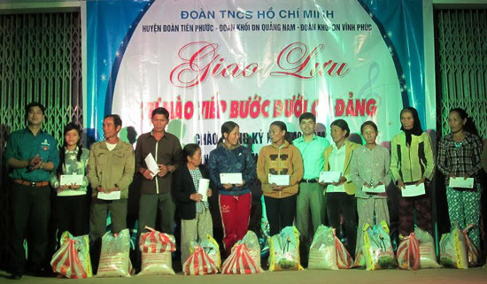 Các đơn vị tặng quà cho gia đình có hoàn cảnh khó khăn tại xã Tiên Cảnh.