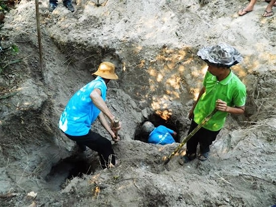  Một nhánh của địa đạo, nơi được người dân tại đây cho là cửa thoát hiểm của 300 cán bộ, du kích. Người dân Bình Túy vẫn đang tiếp tục đào thêm. 