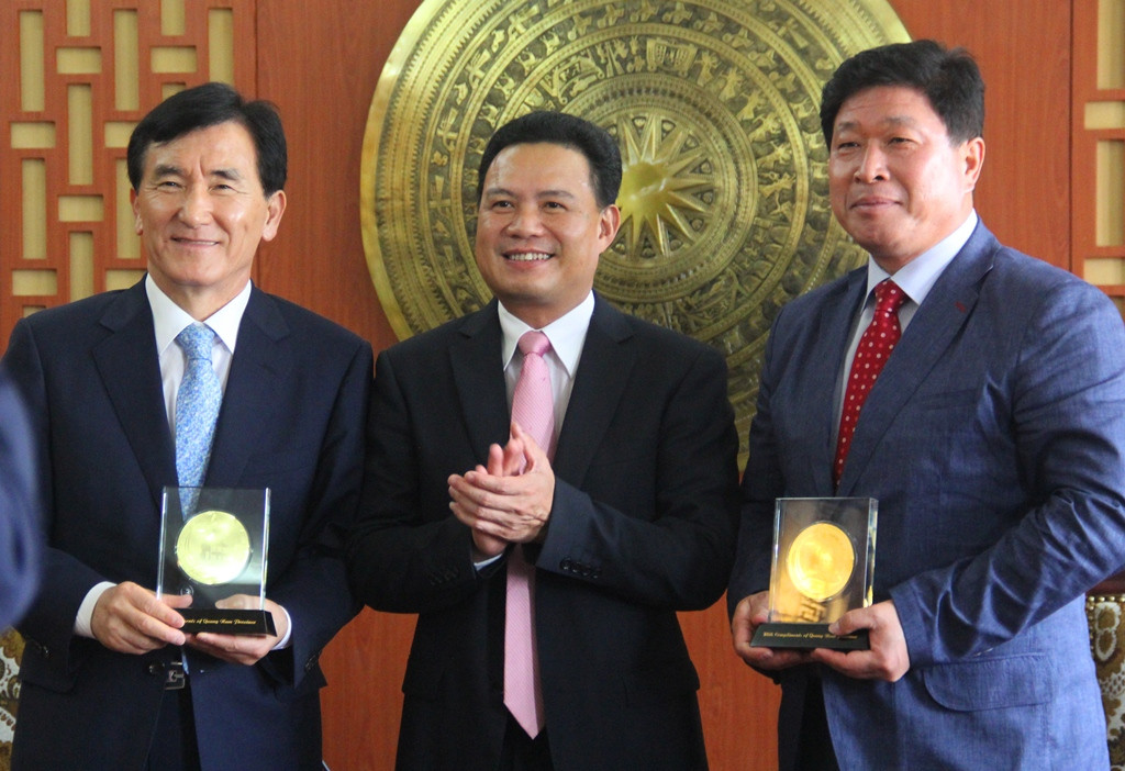 Phó Chủ tịch UBND tỉnh Lê Văn Thanh tặng quà lưu niệm cho lãnh đạo quận Ham-yang nhân chuyến công tác tại Quảng Nam.