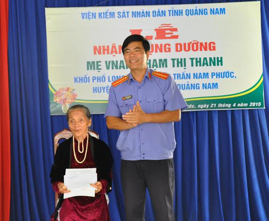Viện trưởng VKS nhân dân Quảng Nam Nguyễn Quang Dũng trao quyết định phụng dưỡng mẹ Phạm Thị Thanh.