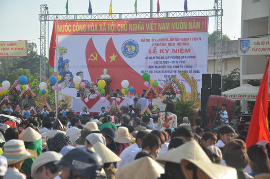Lễ kỷ niệm 30 năm thành lập phường Hòa Hương tháng 12.2013.                      Ảnh: X.PHÚ