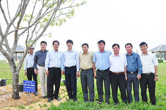 Đoàn lãnh đạo tỉnh Đắk Nông thăm công trình Tượng đài Mẹ Việt Nam anh hùng.