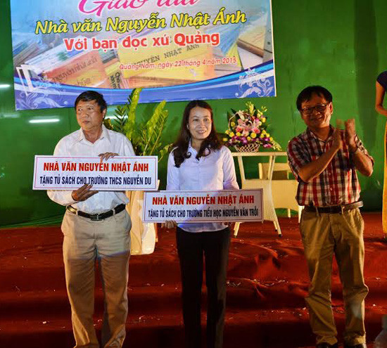 Nhà văn Nguyễn Nhật Ánh tặng 2 tủ sách cho hai trường THCS và tiểu học tại TP.Tam Kỳ.
