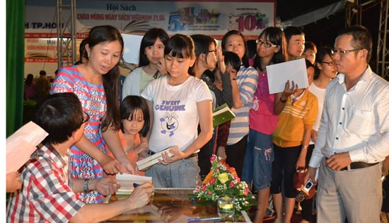 Xếp hàng đợi nhà văn Nguyễn Nhật Ánh ký tặng sách.