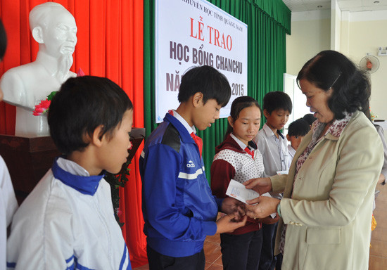 Bà Phạm Thị Minh Chiến trao học bổng Chanchu lần 8 cho các em học sinh. Ảnh: VINH ANH